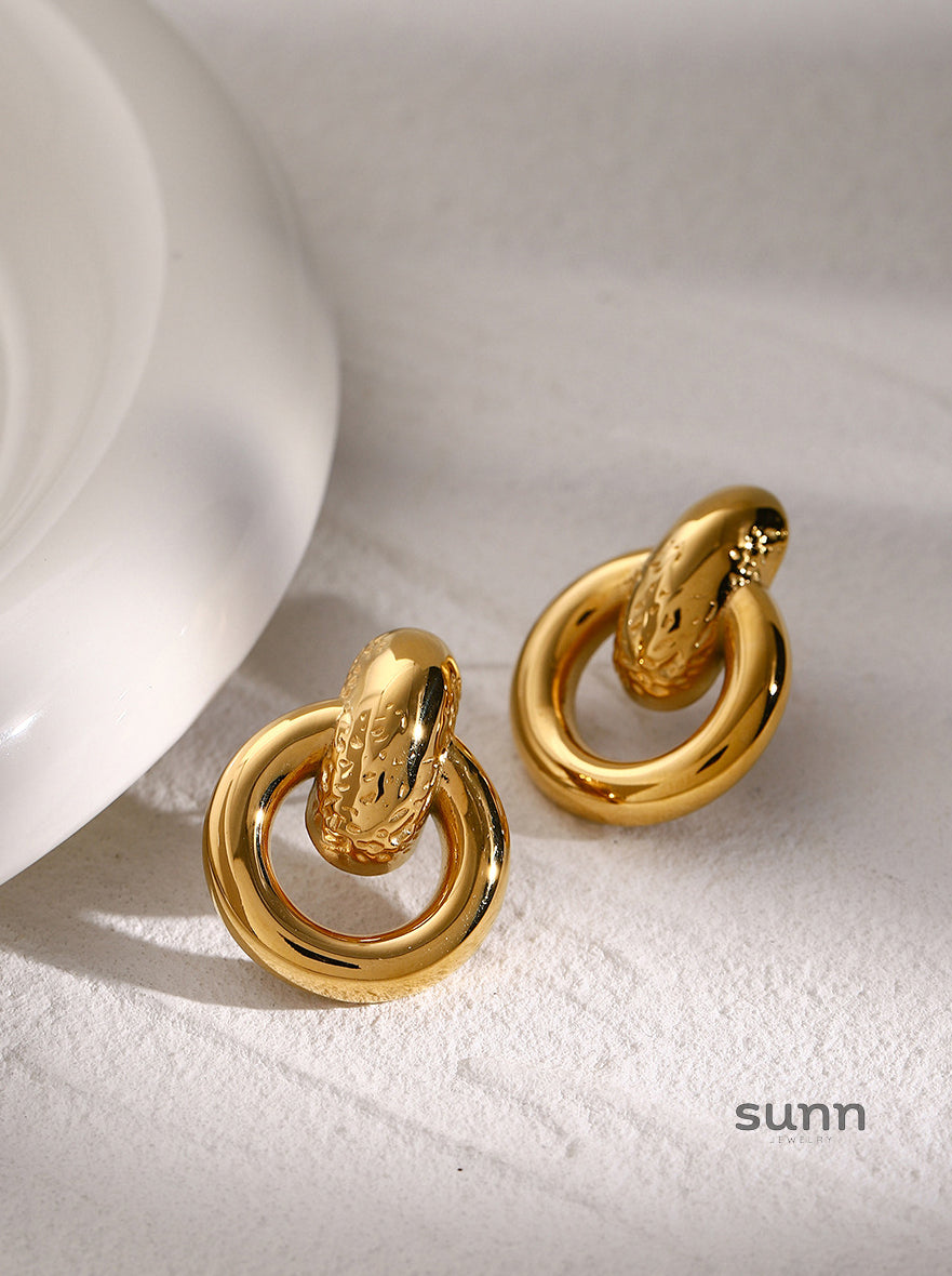 Wilhelmina Sculptural Hoop Earrings [5ZU77N3Y]