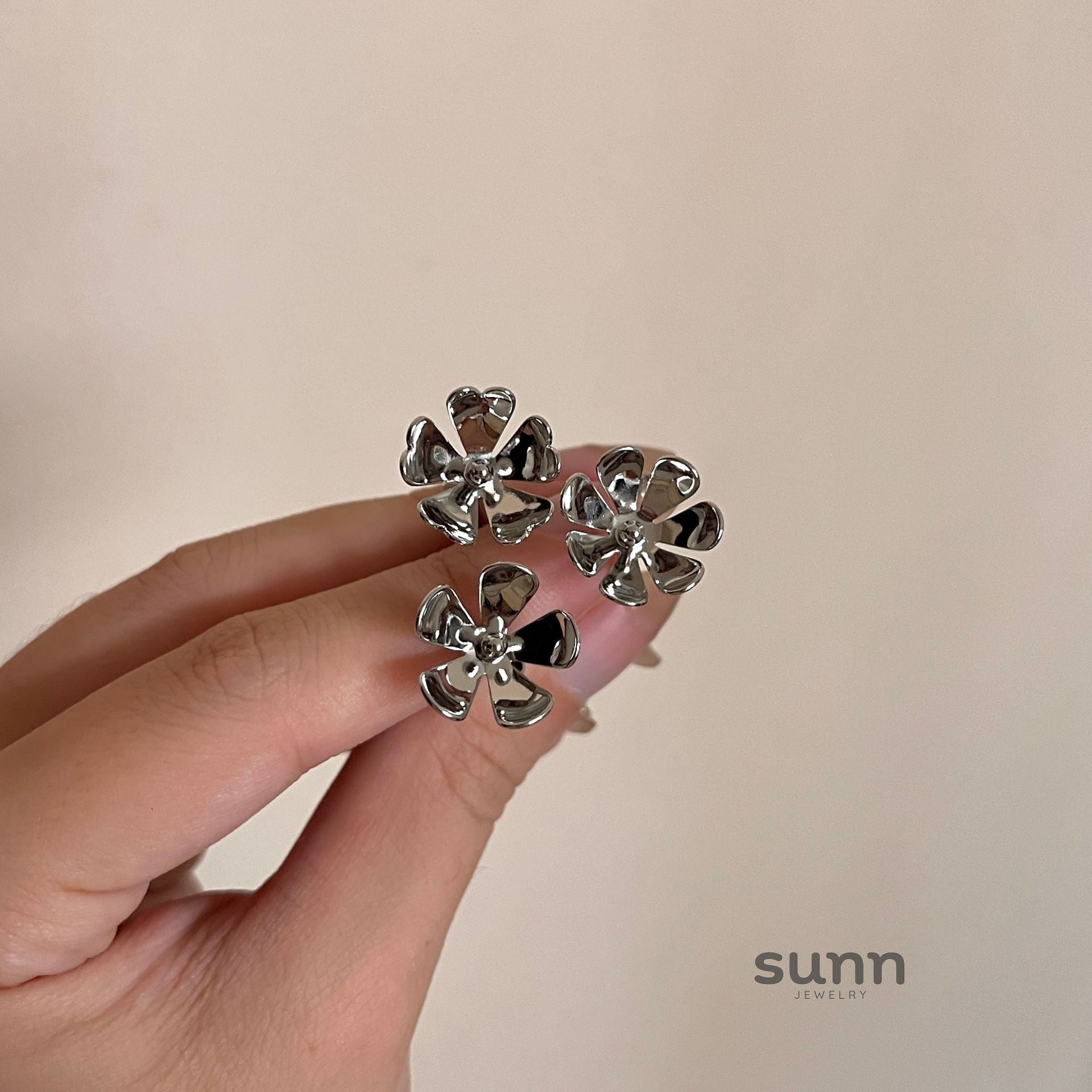 Willamina Asymmetric Petal Ring [AL738VYU]
