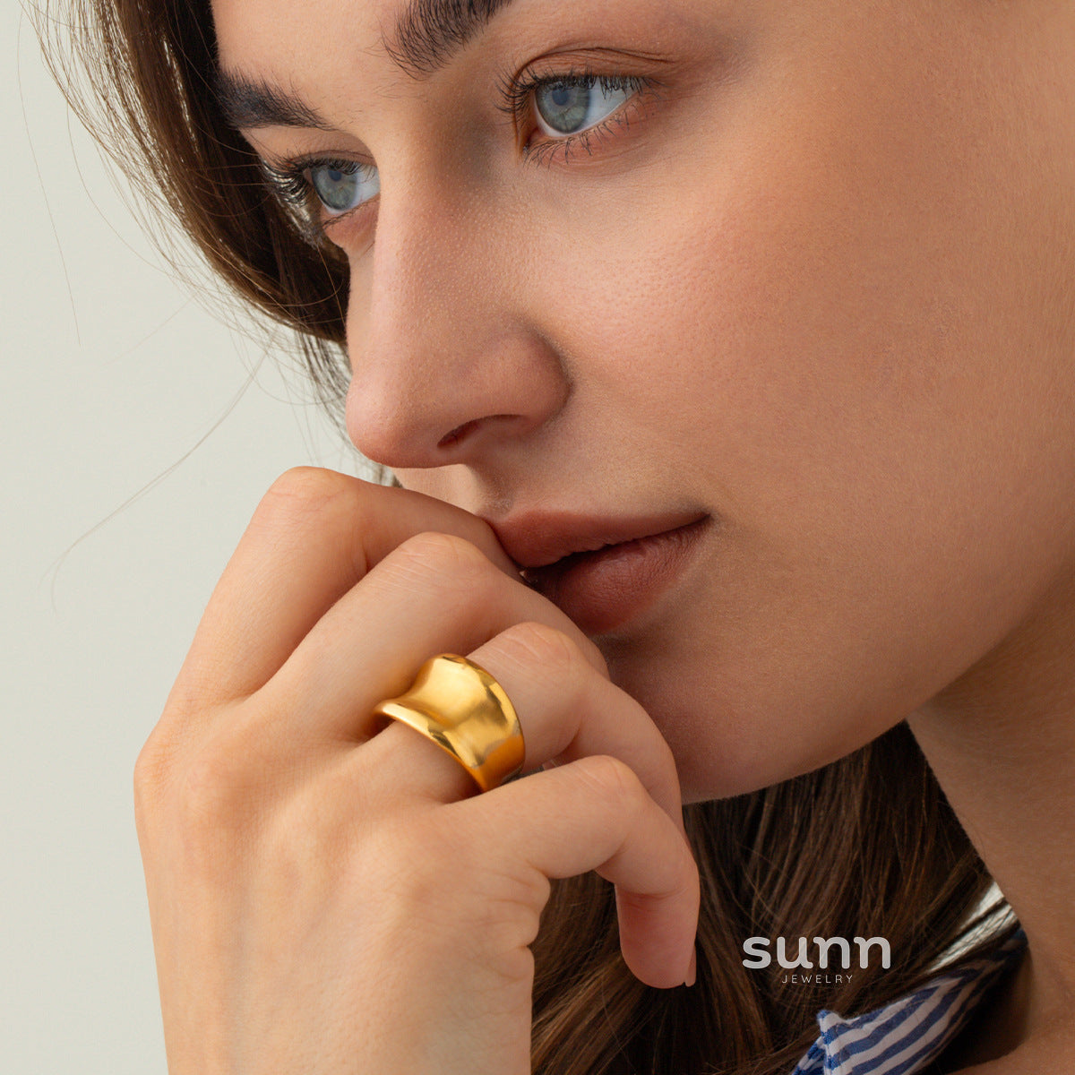 Wynn Gold Brushed Band Ring [OMNWBN4X]