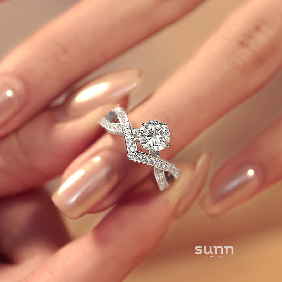 Yaneli Moissanite V-Line Ring [9VYK7Q0E]