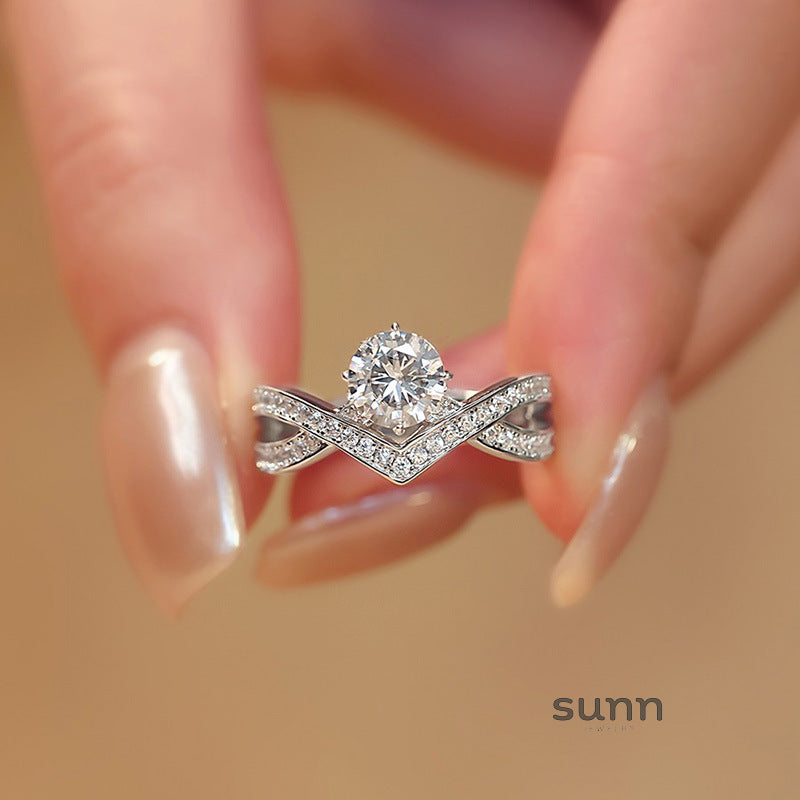 Yaneli Moissanite V-Line Ring [M1XKCP55]