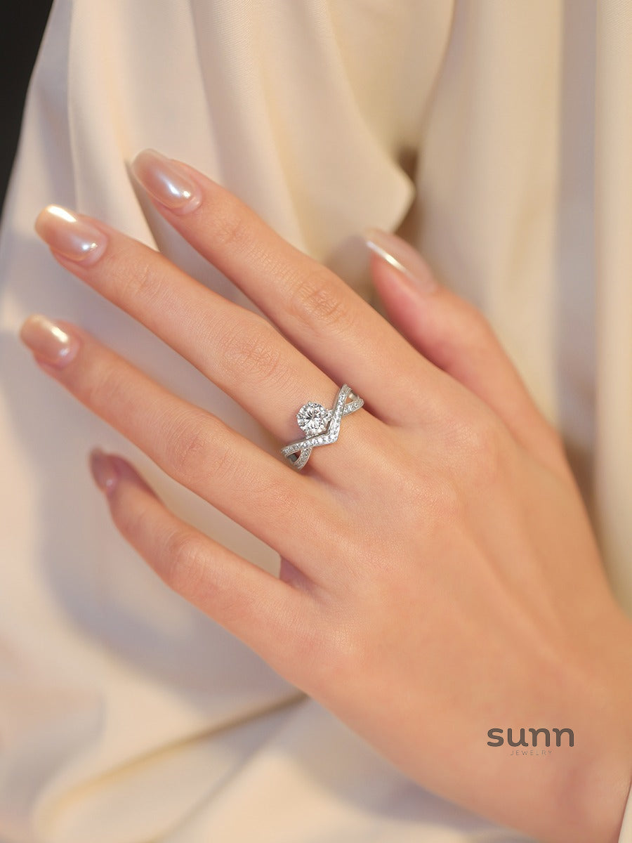 Yaneli Moissanite V-Line Ring [NPW7B7H0]