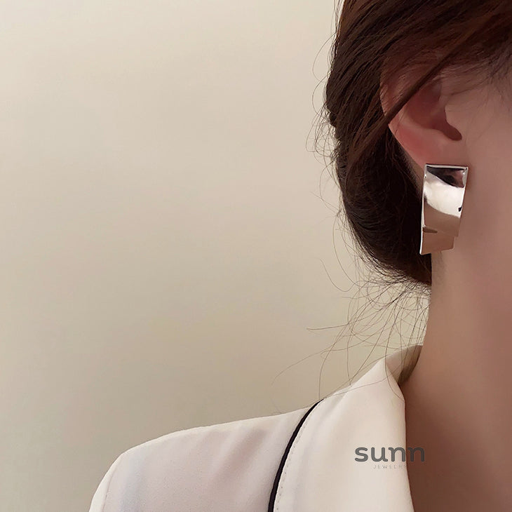 Yashika Layered Wave Earrings [03S3ZTDD]