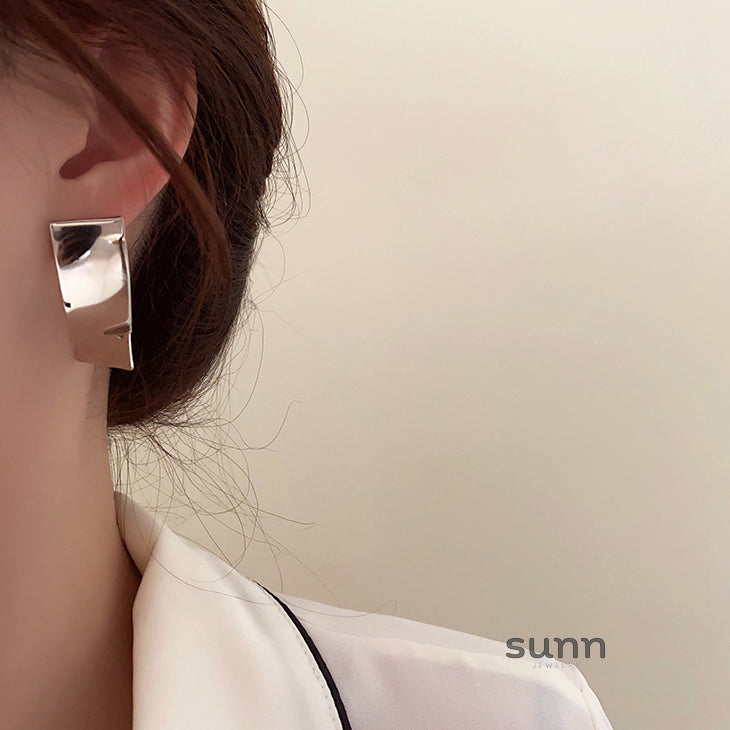 Yashika Layered Wave Earrings [Y11Y5TUO]