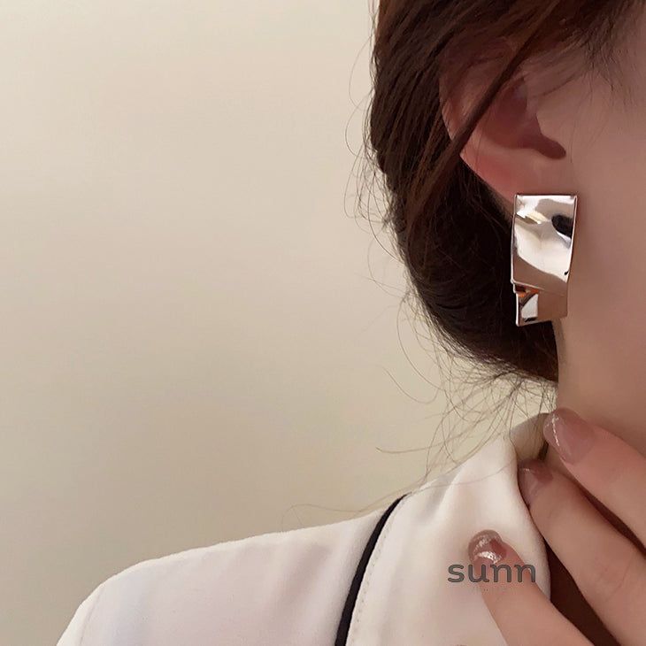 Yashika Layered Wave Earrings [0KW4SQQ0]