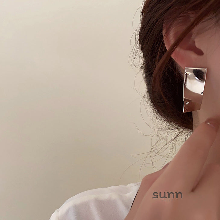 Yashika Layered Wave Earrings [4AEWJVBZ]