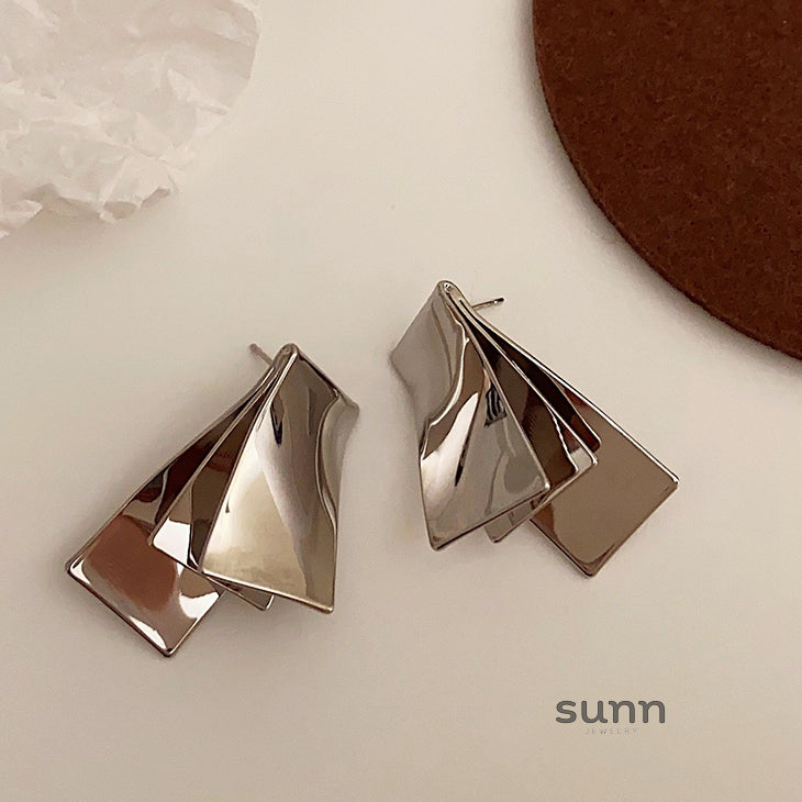Yashika Layered Wave Earrings [D2BOW5HC]