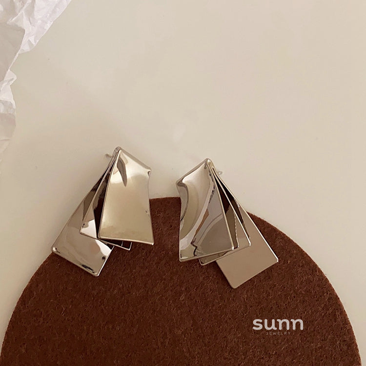 Yashika Layered Wave Earrings [77UAA9UP]
