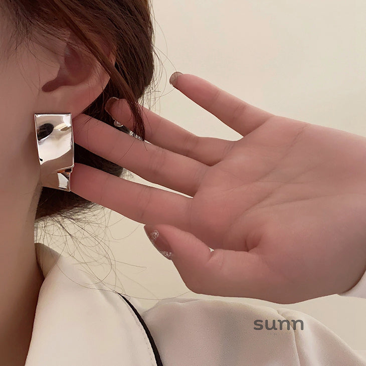 Yashika Layered Wave Earrings [PU55MXPH]