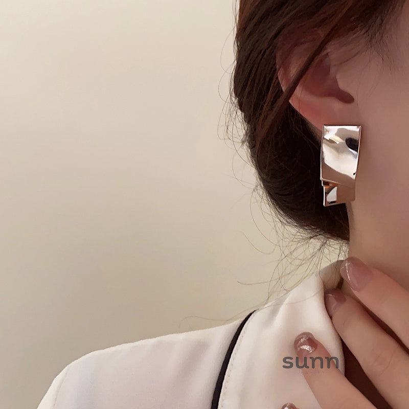 Yashika Layered Wave Earrings [WE1IC9OR]
