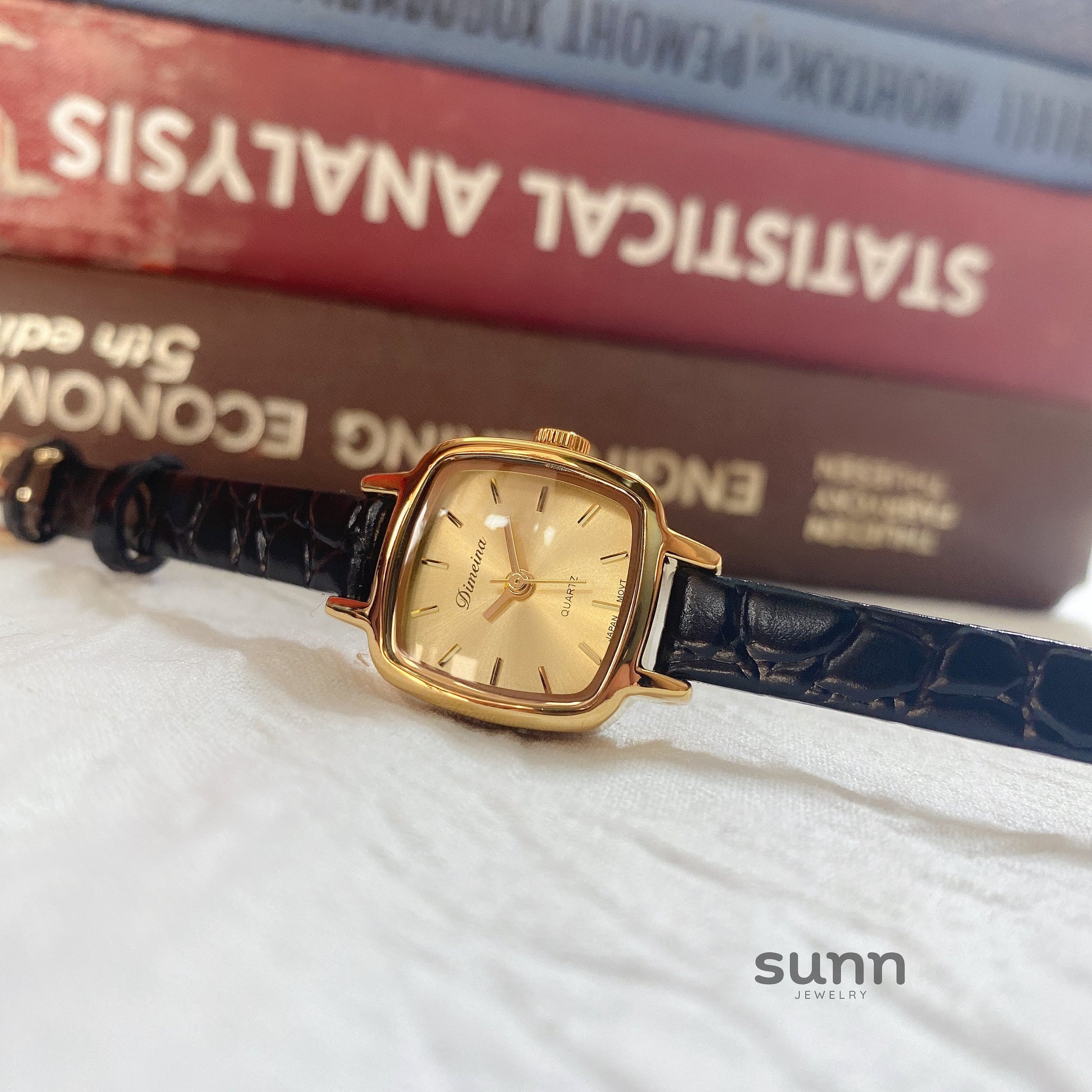Yatziry Vintage Gold Tone Watch