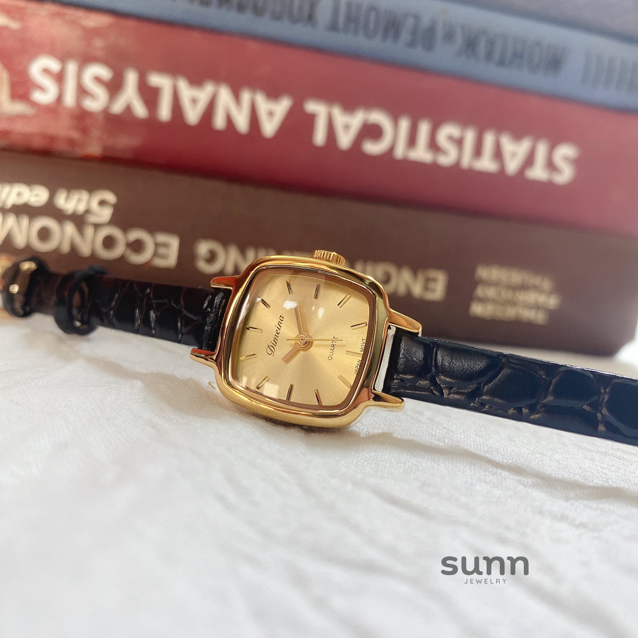 Yatziry Vintage Gold Tone Watch