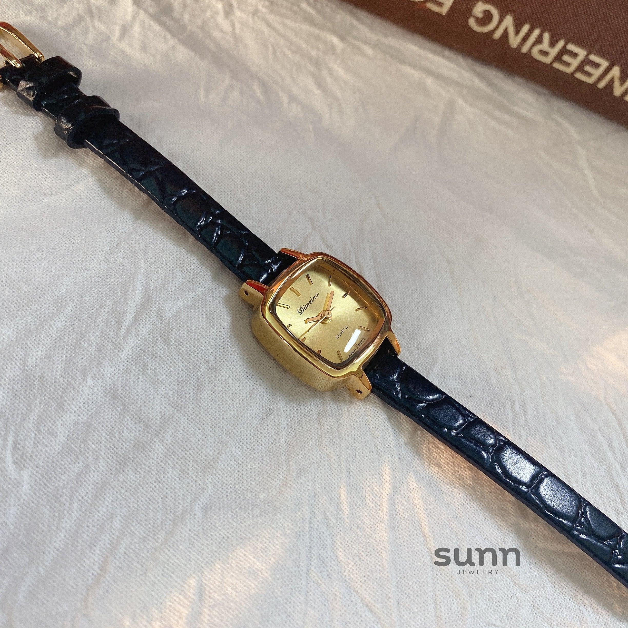 Yatziry Vintage Gold Tone Watch