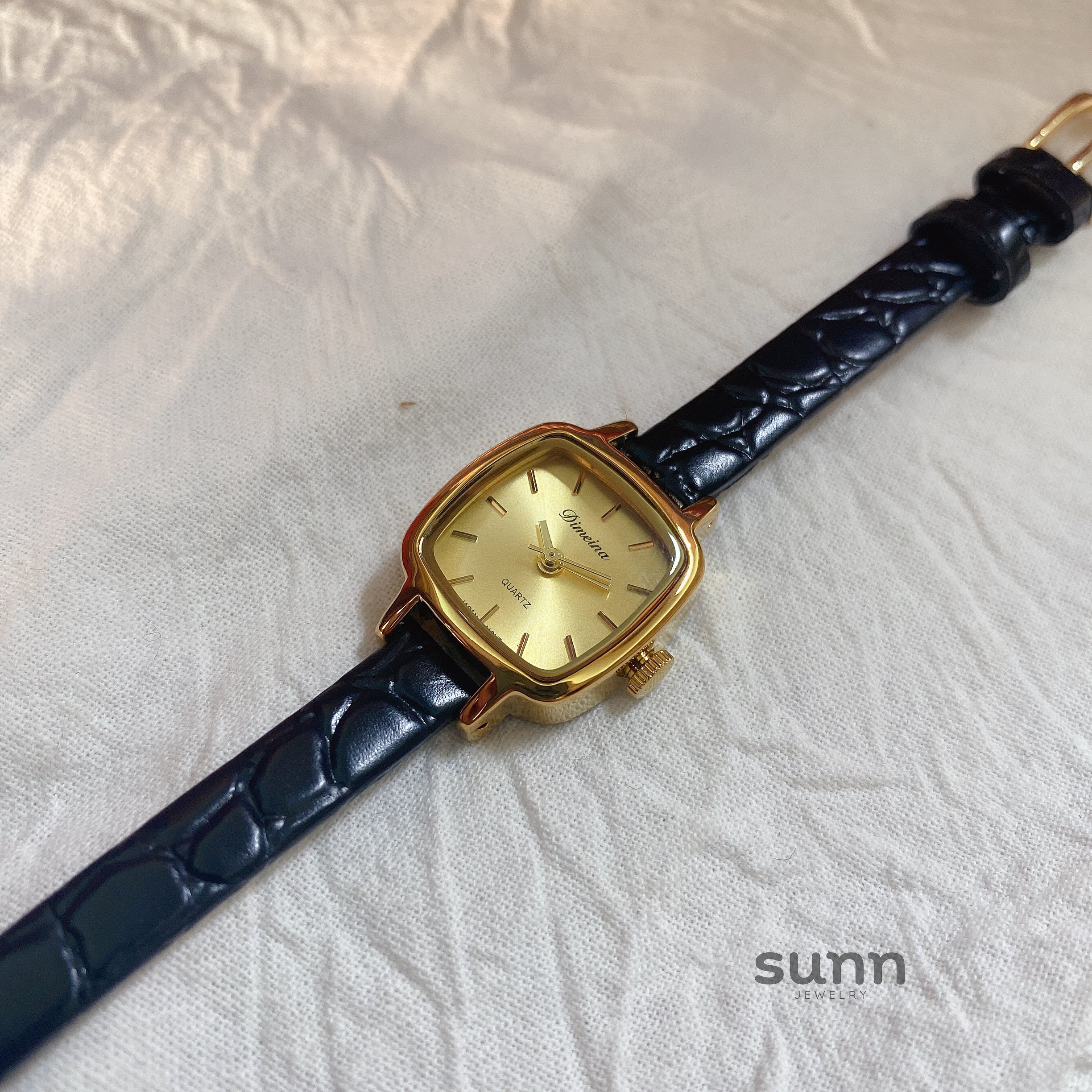 Yatziry Vintage Gold Tone Watch