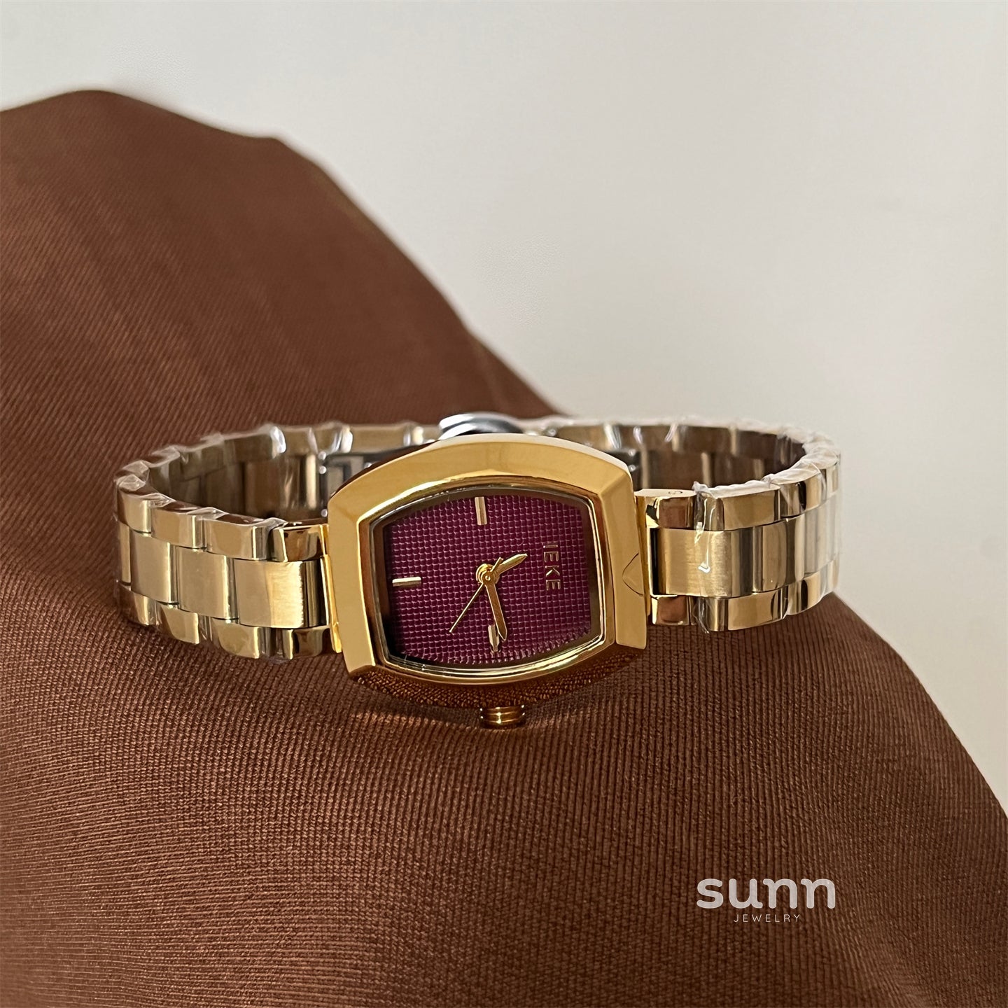 Yui Barrel Gold Wristwatch [JOXTCP9J]