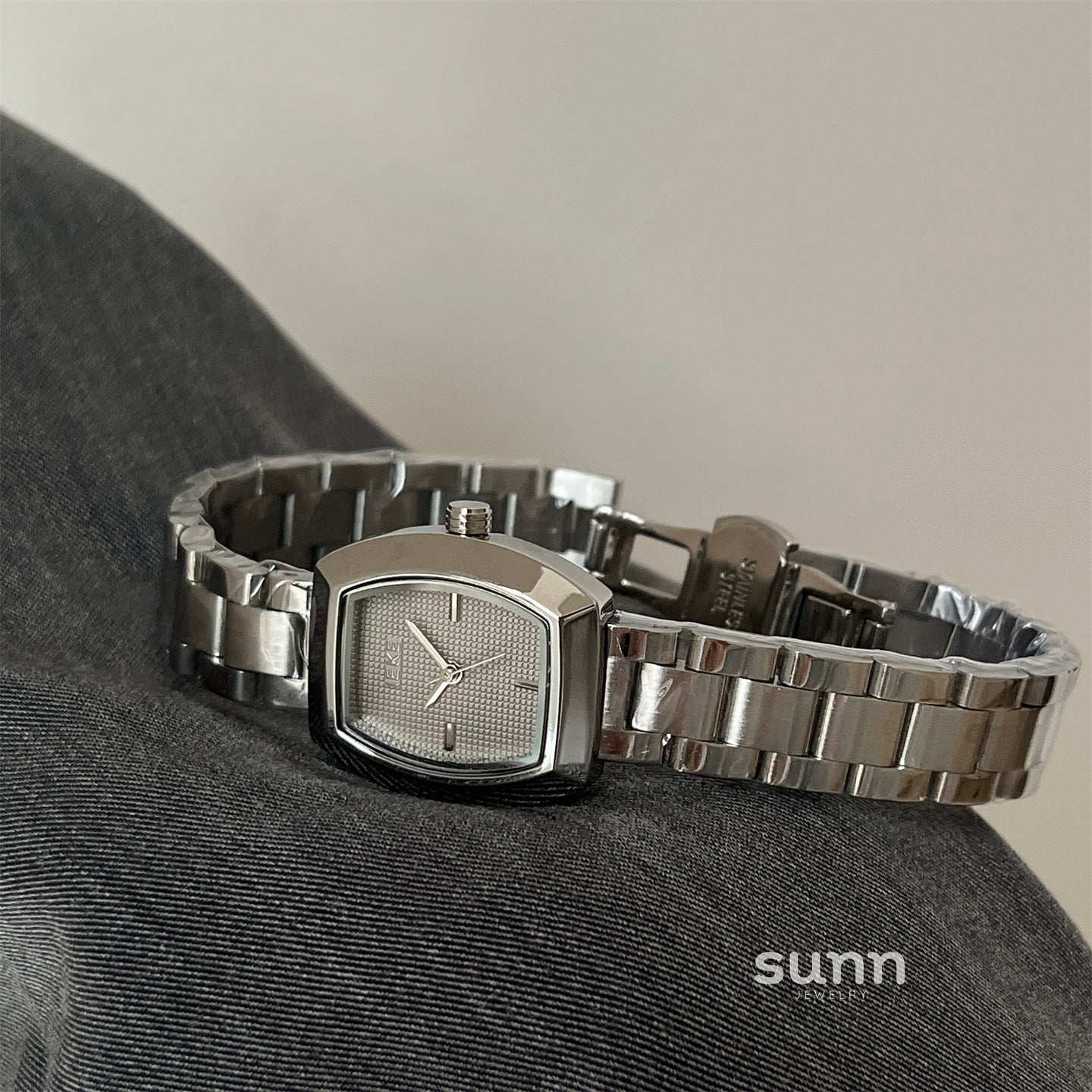 Yui Barrel Gold Wristwatch [NRBX3P55]