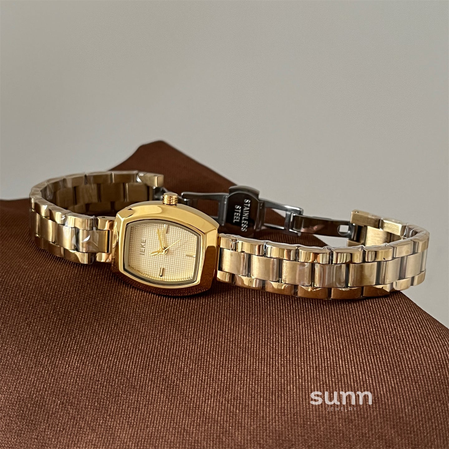 Yui Barrel Gold Wristwatch [E4GKXARB]