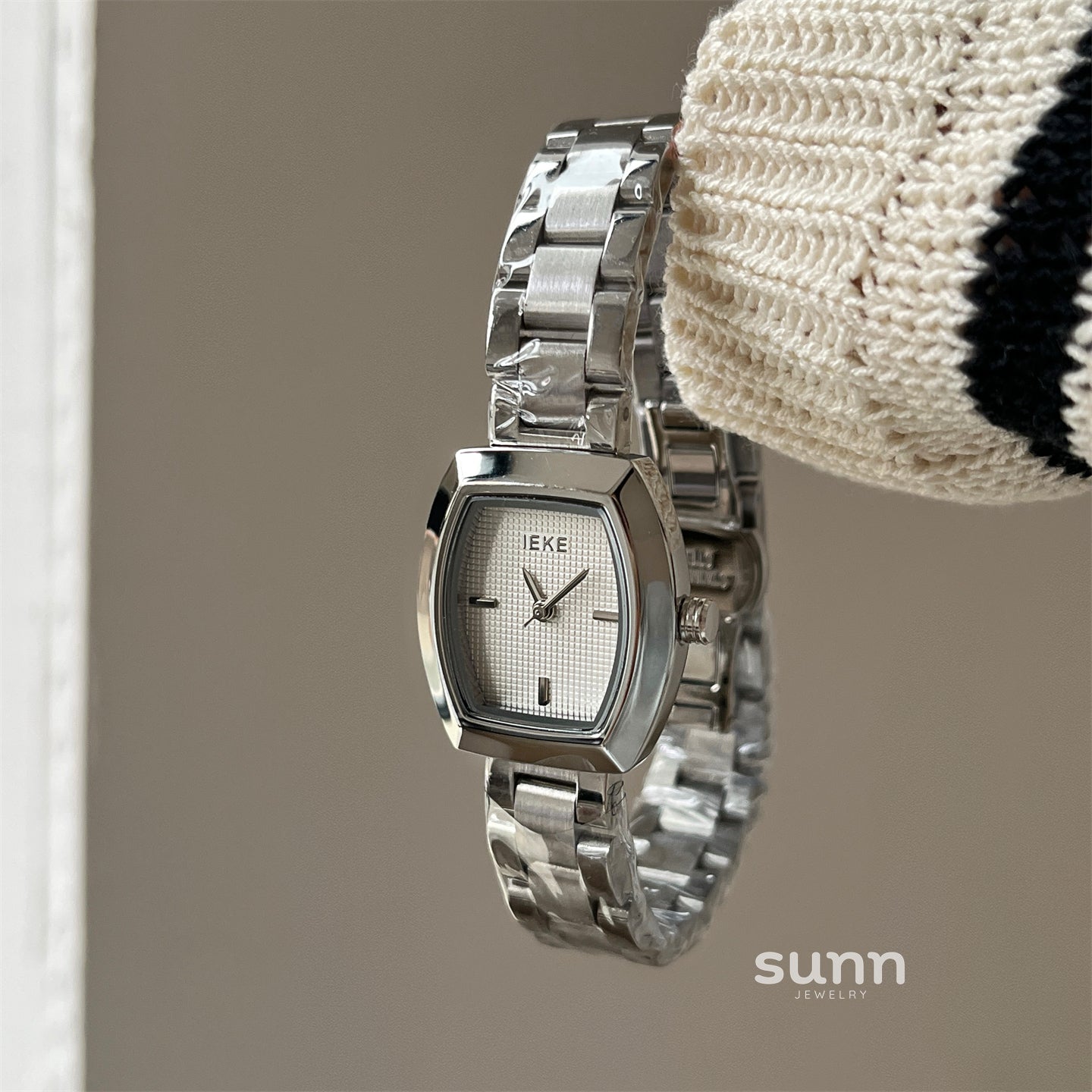 Yui Barrel Gold Wristwatch [TA8XF1ZS]