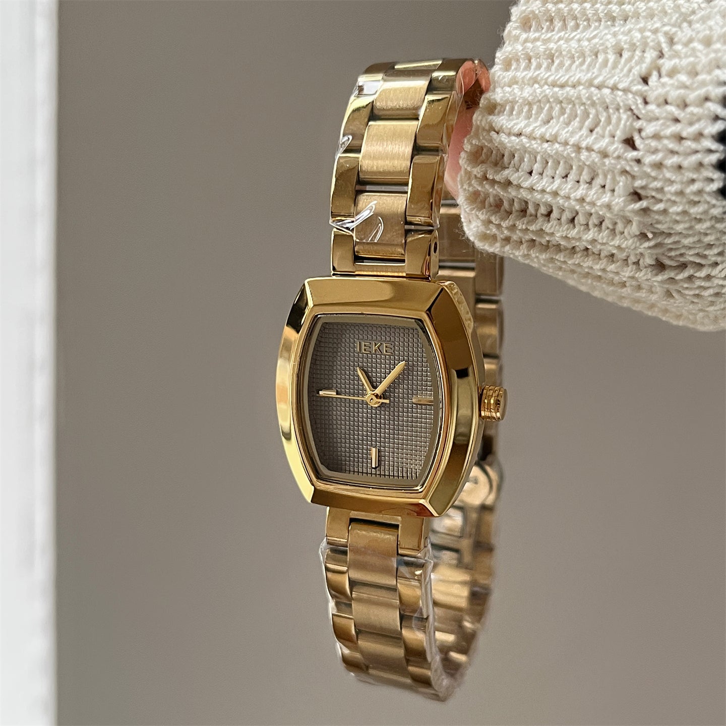 Yui Barrel Gold Wristwatch [NZUAAH0U]