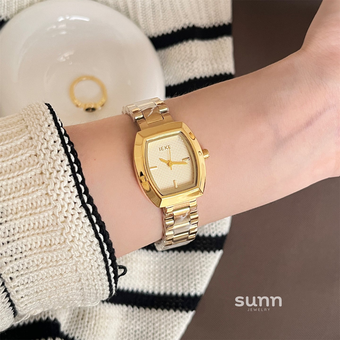 Yui Barrel Gold Wristwatch [1PV5G3LC]