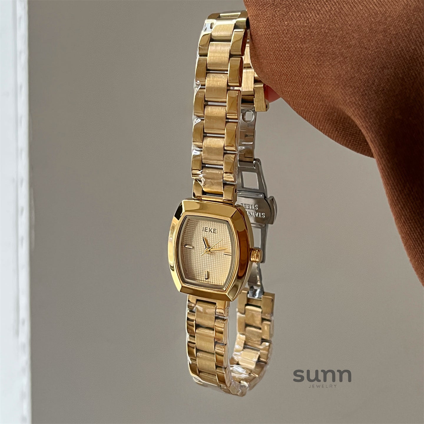 Yui Barrel Gold Wristwatch [MX6K2XY7]