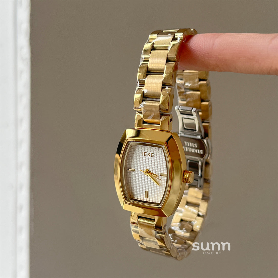 Yui Barrel Gold Wristwatch [NZUAAH0U]