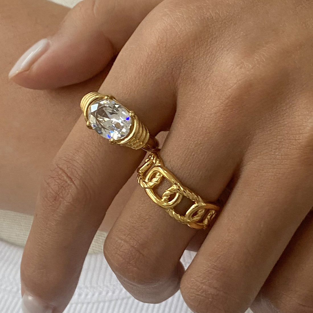 Yurani Oval Rhinestone Ring [MCAFVEY0]