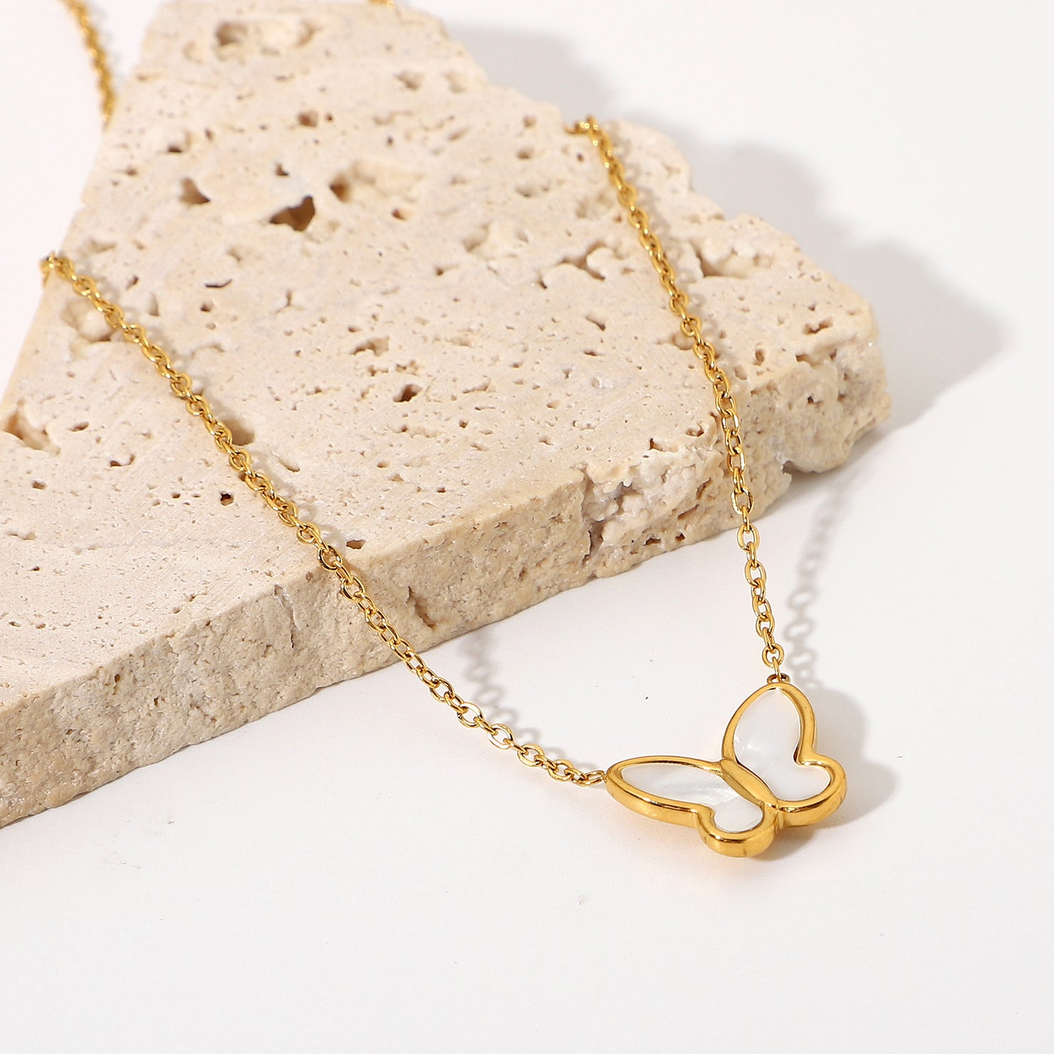 Yzabella White Shell Butterfly Necklace [A3W6UZZE]