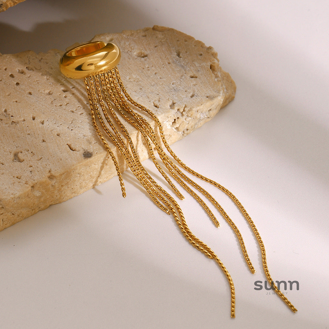 Zahira Tassel Ear Cuff [BV8ER42R]