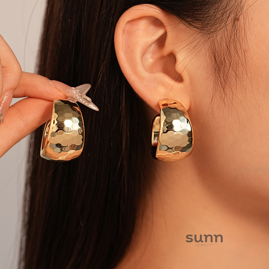 Zainab Sculptural C-Hoop Earrings [D20Z2DBB]