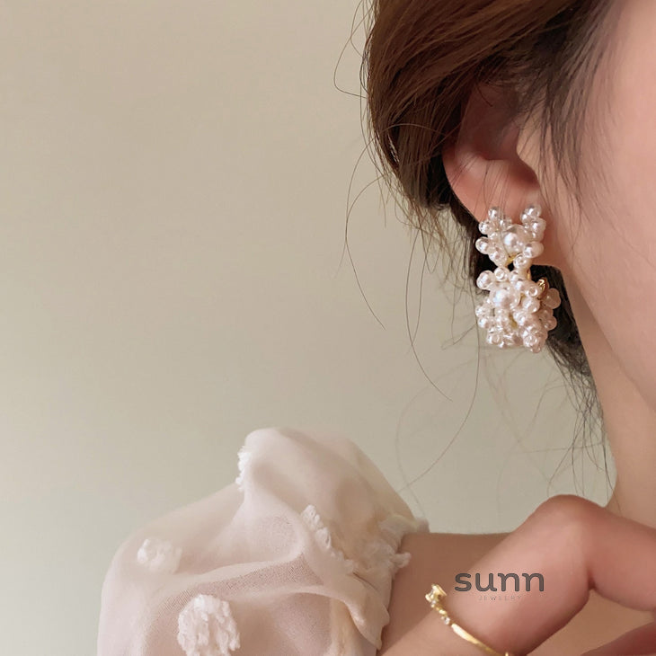 Zakia Pearl Flower Hoop Earrings [6VJAR59J]