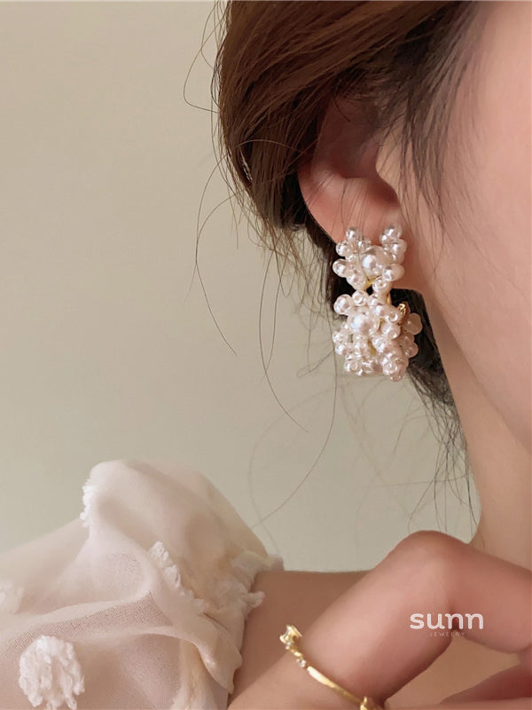 Zakia Pearl Flower Hoop Earrings [56X9KFEF]