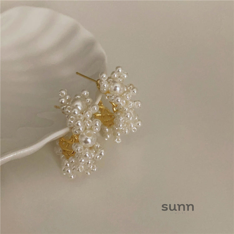 Zakia Pearl Flower Hoop Earrings [8I7E15WE]