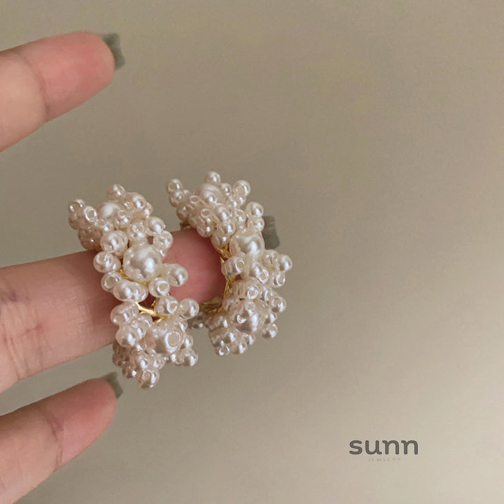 Zakia Pearl Flower Hoop Earrings [QKJ4D9GH]