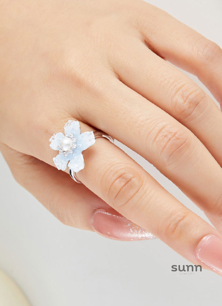 Zamaya Gradient Crystal Camellia Ring [QH2V9H6G]