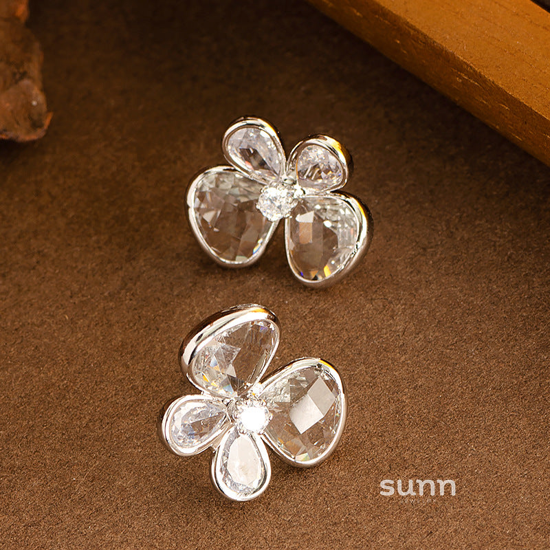 Zaniah Crystal Bow Earrings [04E4X2GS]