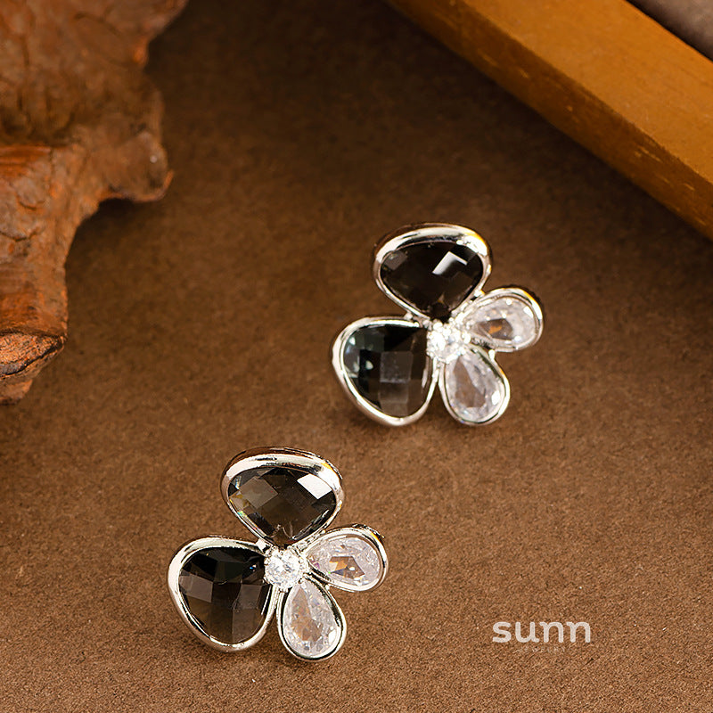 Zaniah Crystal Bow Earrings [M1JX3BKN]