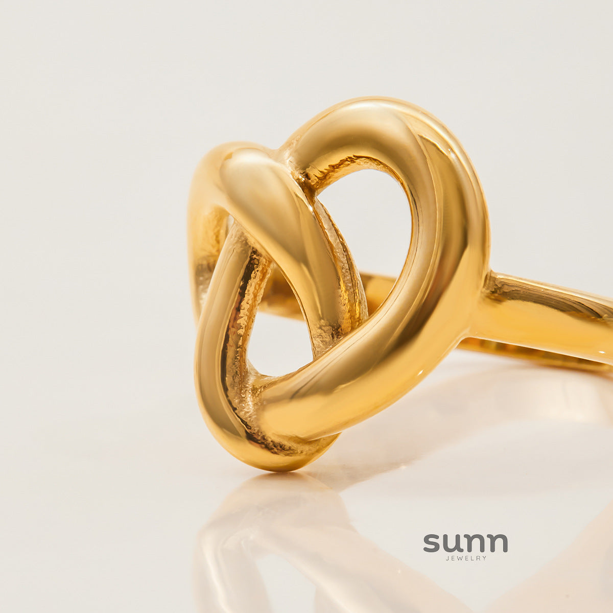Zanyla Sculpted Heart Ring [BKRO3LVN]