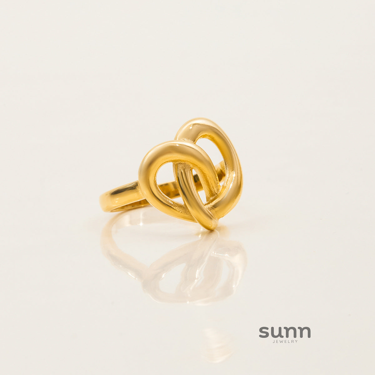 Zanyla Sculpted Heart Ring [K7YZFKQR]