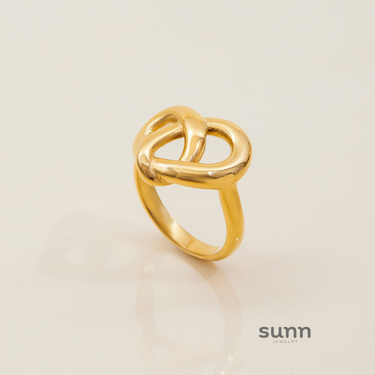 Zanyla Sculpted Heart Ring [BUY0RCRN]