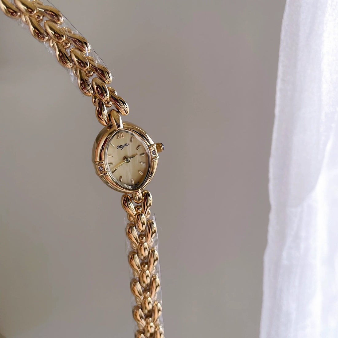 Zariah Dainty Oval Bracelet Watch [9LT7HL58]