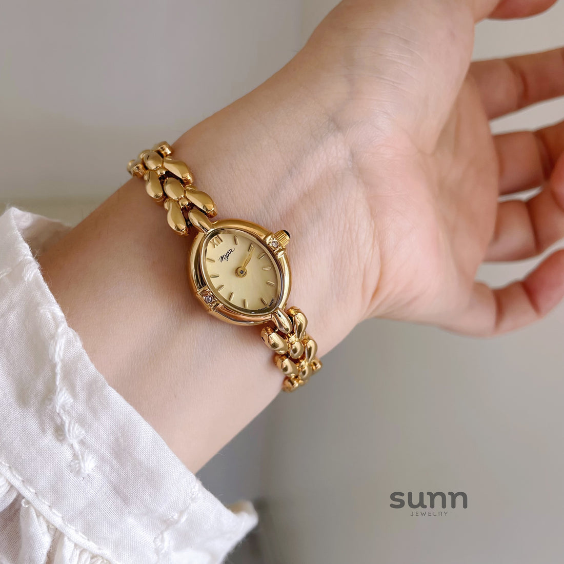 Zariah Dainty Oval Bracelet Watch [9LT7HL58]