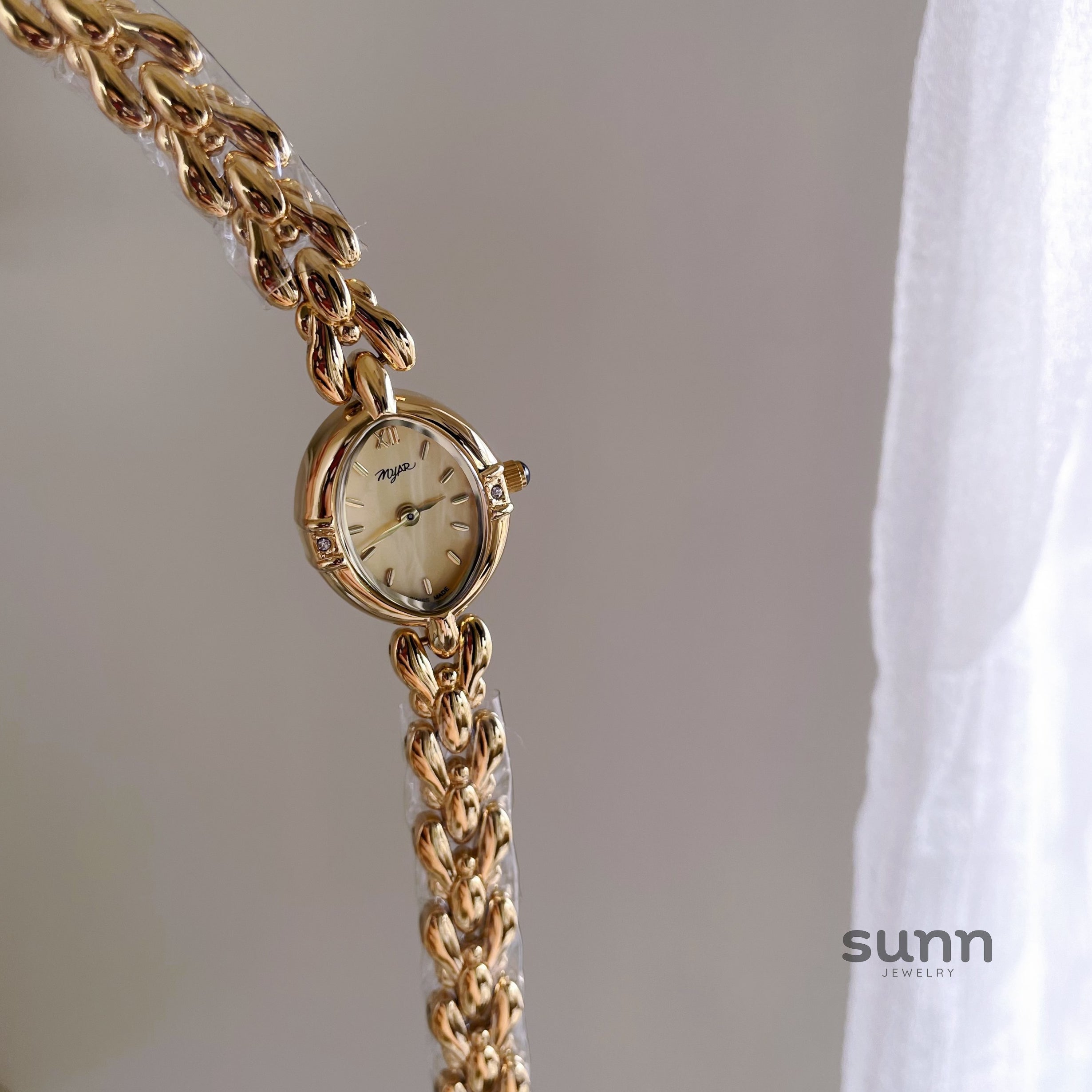 Zariah Dainty Oval Bracelet Watch [8CR84TS6]