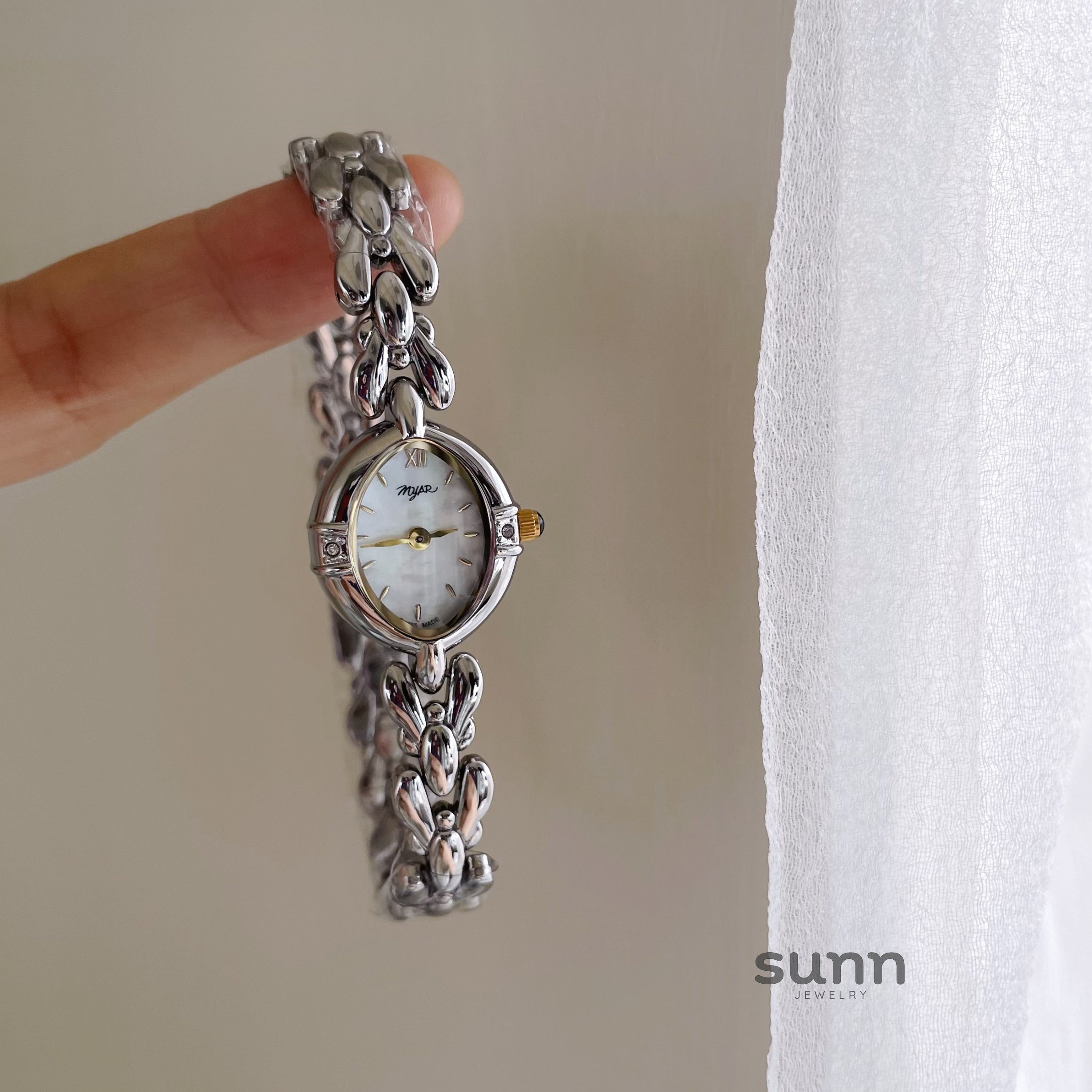 Zariah Dainty Oval Bracelet Watch [F2T40V89]