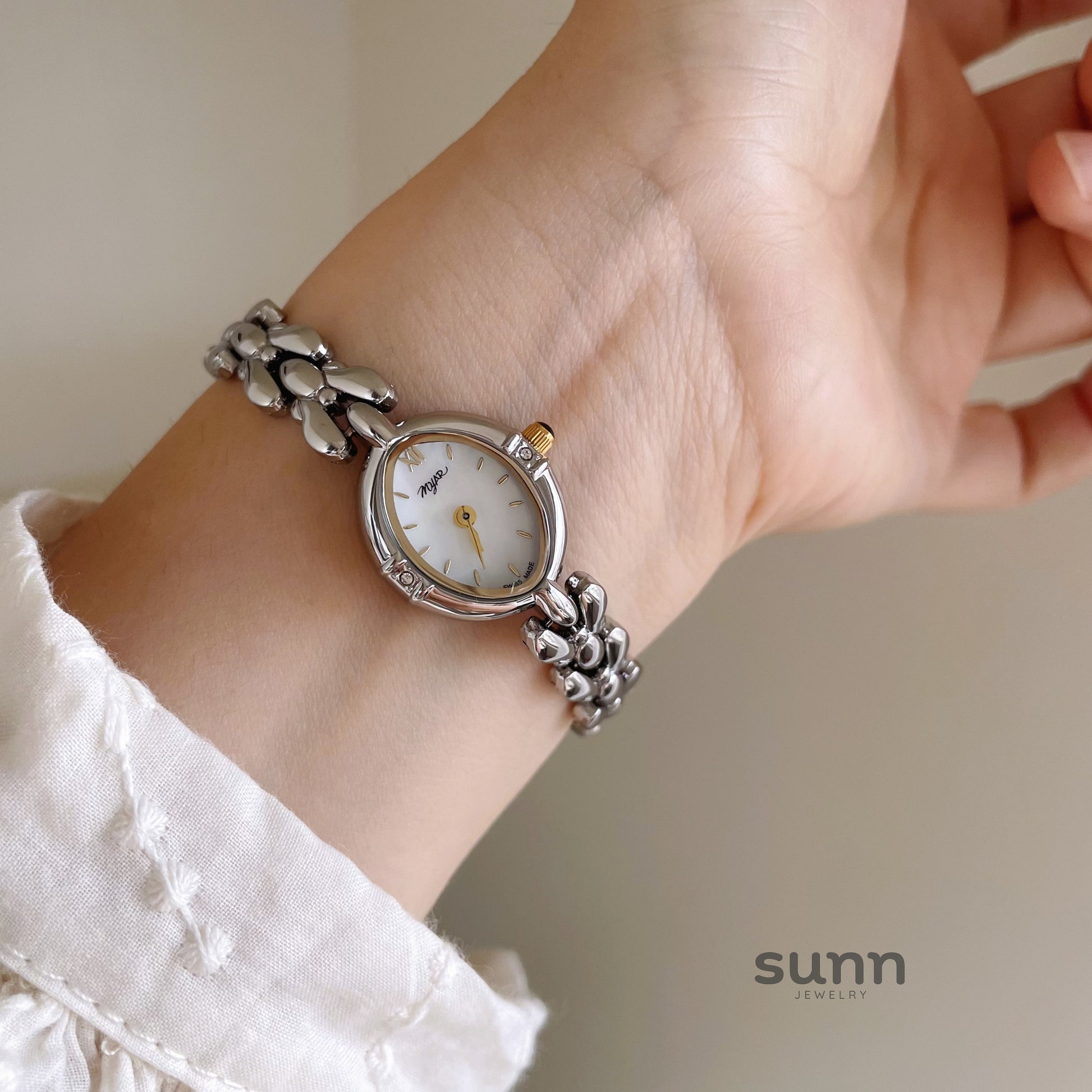 Zariah Dainty Oval Bracelet Watch [XZB6Z2UW]