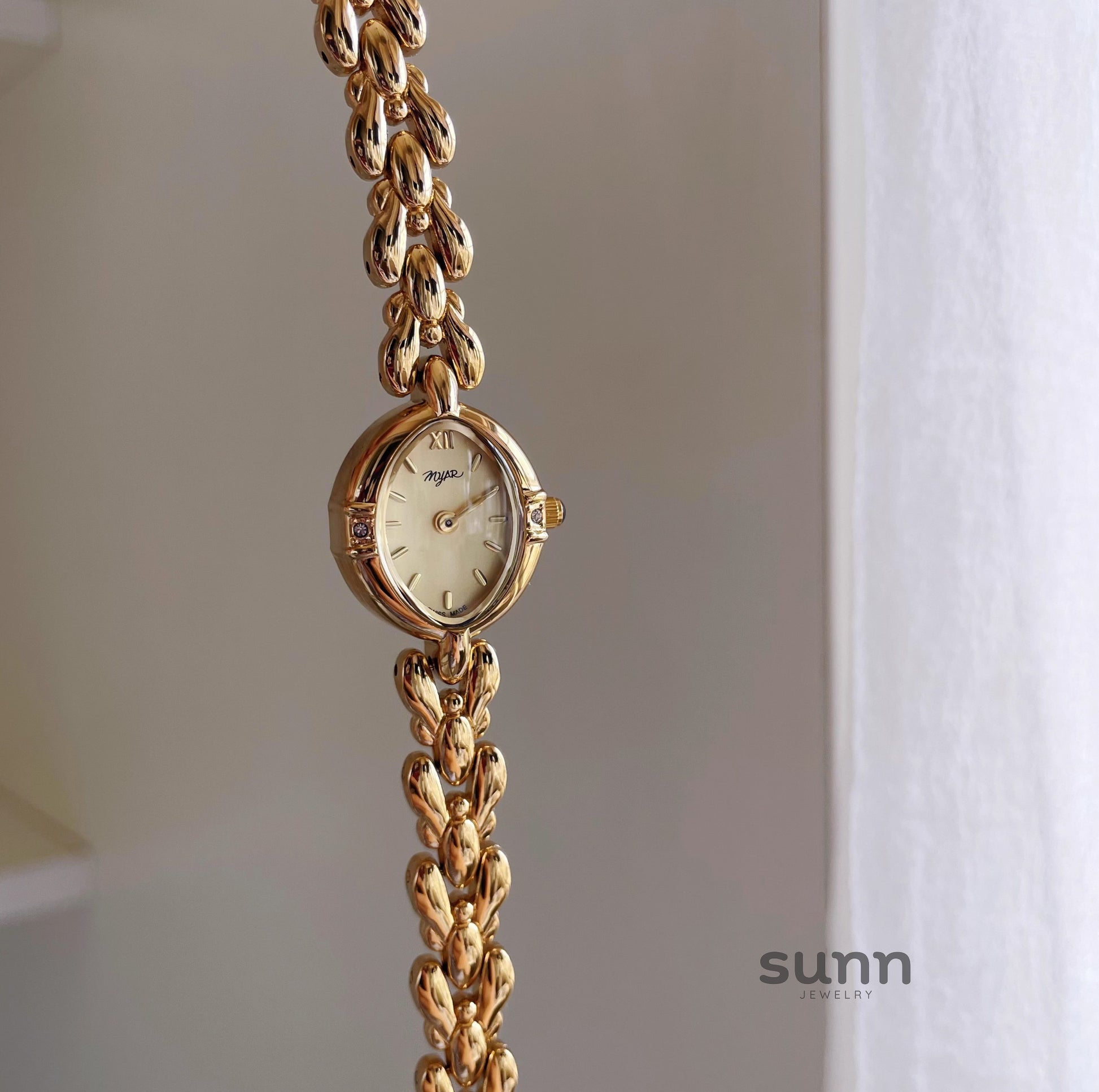 Zariah Dainty Oval Bracelet Watch [H53TKTW1]