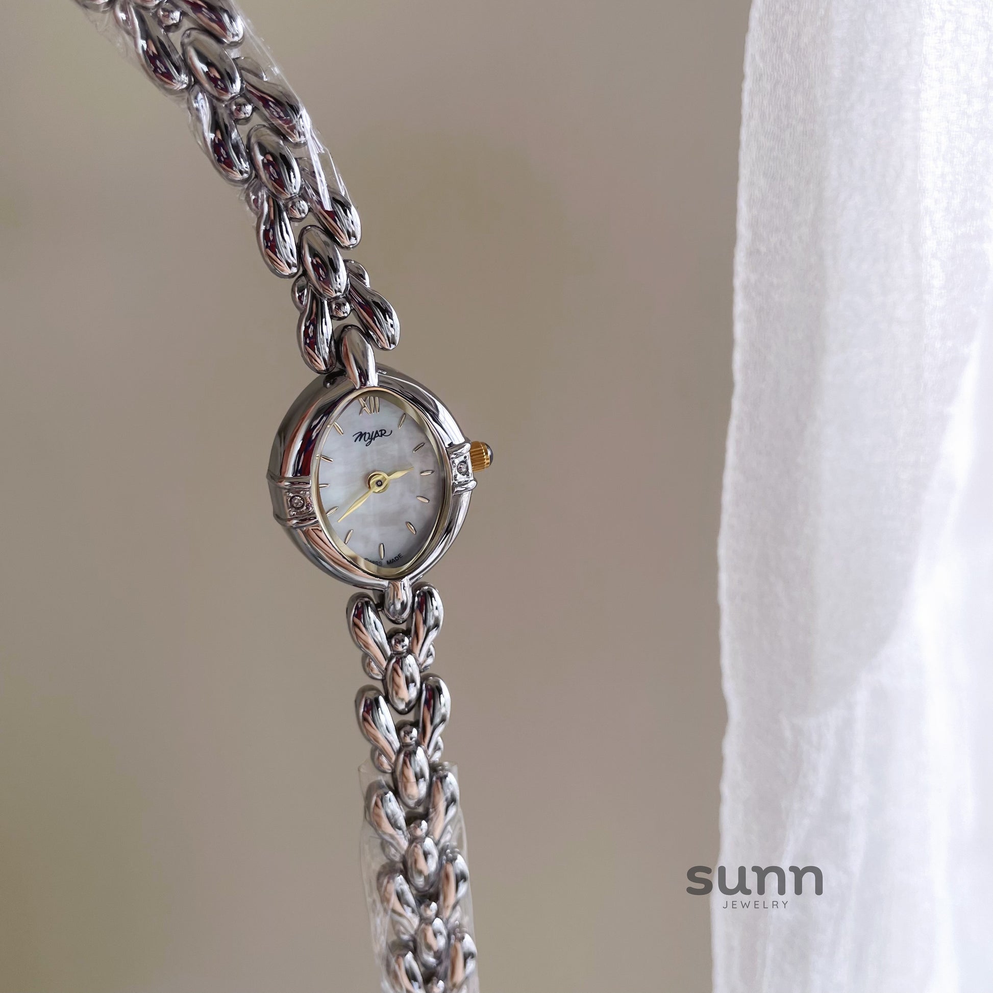 Zariah Dainty Oval Bracelet Watch [CQPR7FJ9]