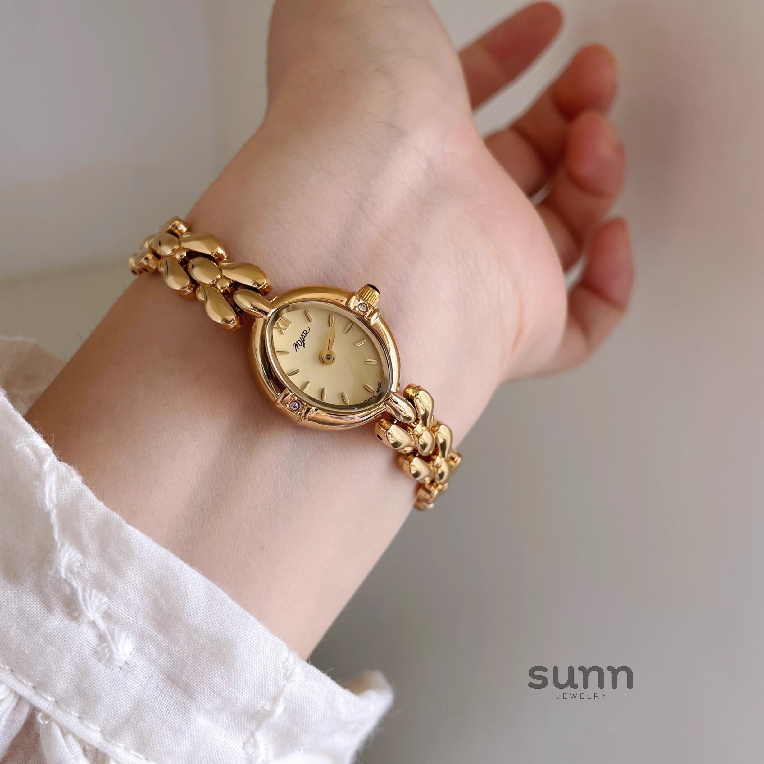 Zariah Dainty Oval Bracelet Watch [7ML1FIWN]