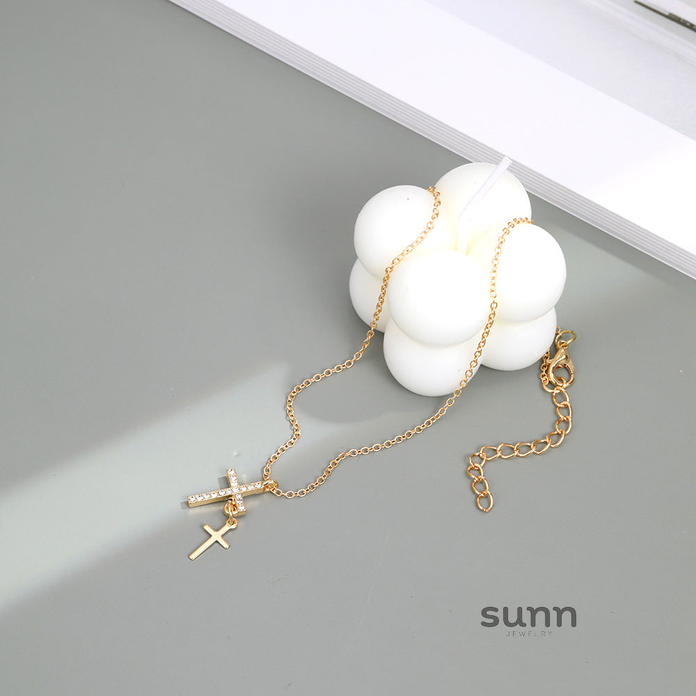 Zarina Chunky Cross Necklace [RUVL51IG]