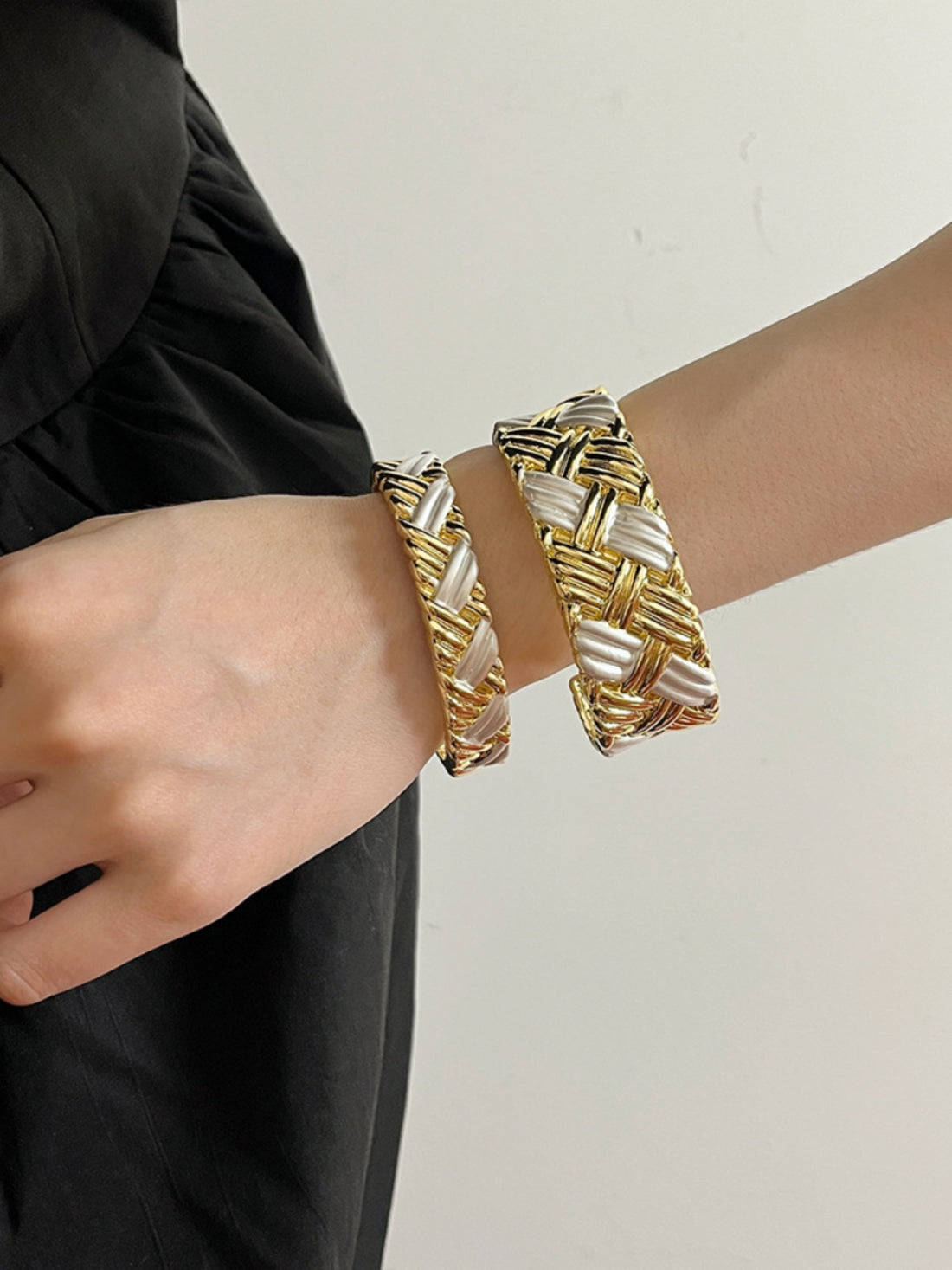Zariya Gold Cuff Bracelet [C9DP7Z6I]